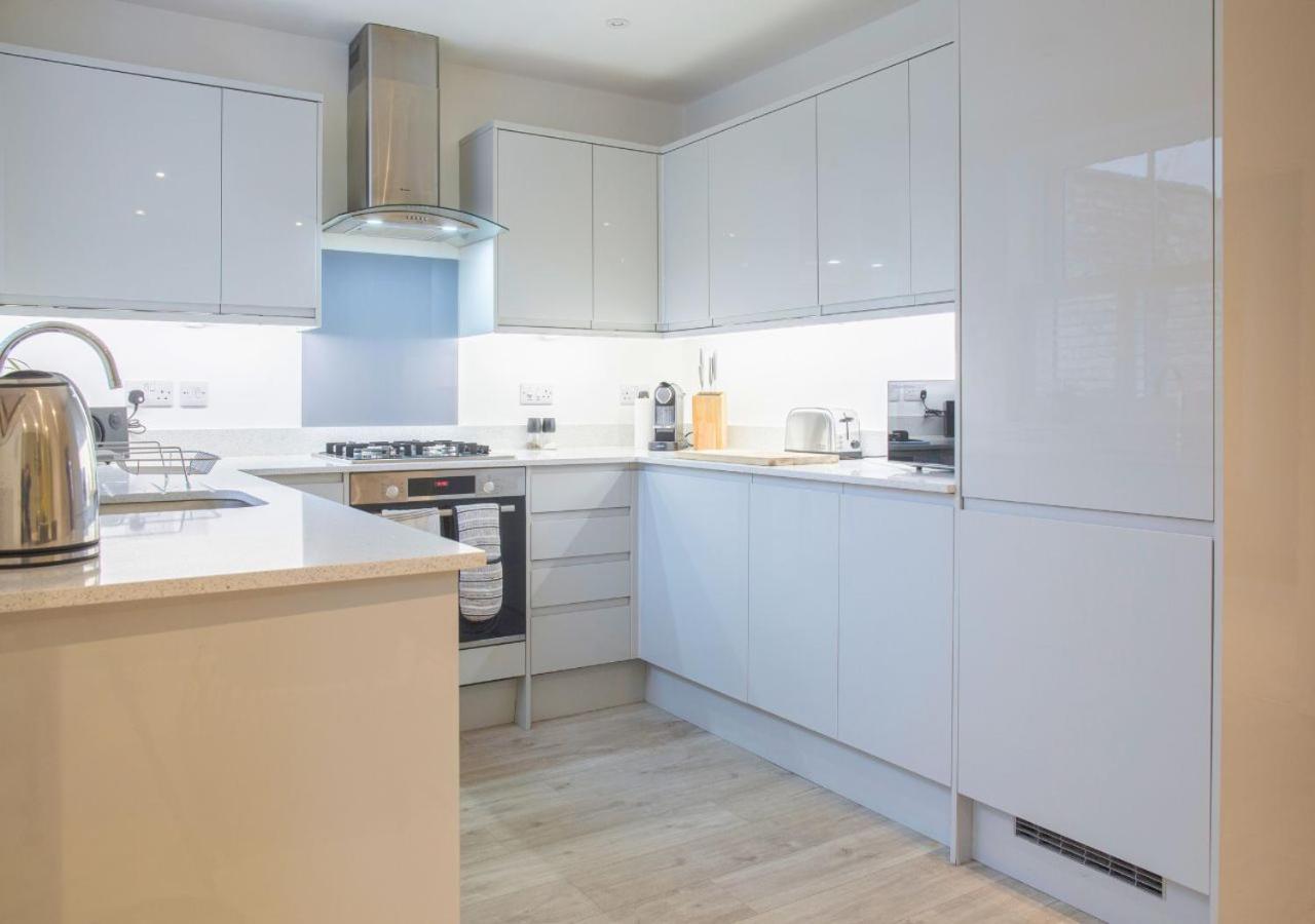 فيلا Stunning 2 Bed With Private Patio And Free Parking كيلتنهام المظهر الخارجي الصورة