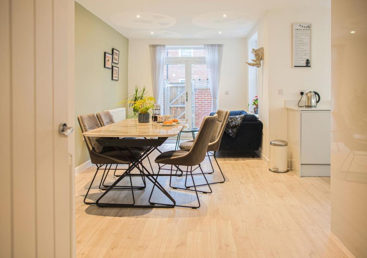فيلا Stunning 2 Bed With Private Patio And Free Parking كيلتنهام المظهر الخارجي الصورة
