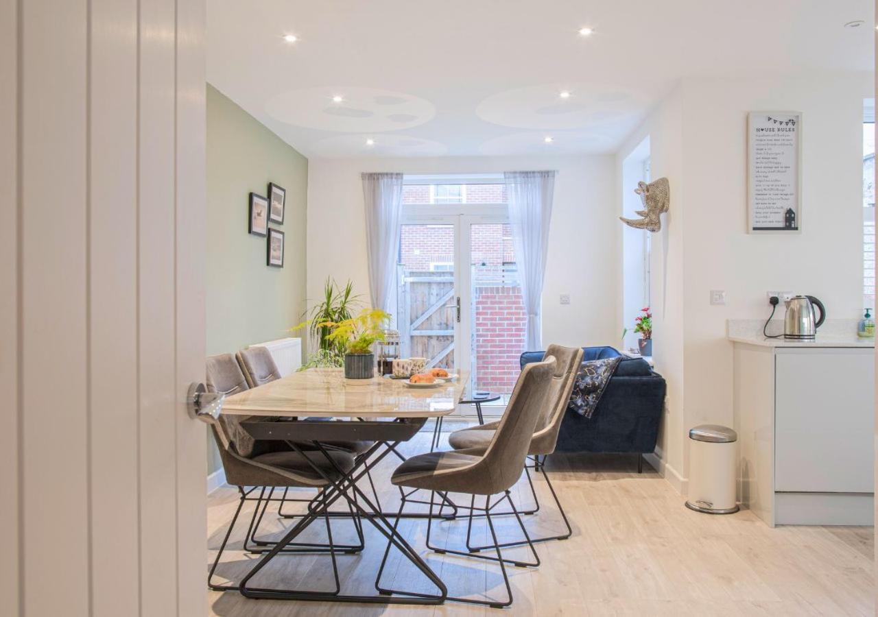 فيلا Stunning 2 Bed With Private Patio And Free Parking كيلتنهام المظهر الخارجي الصورة