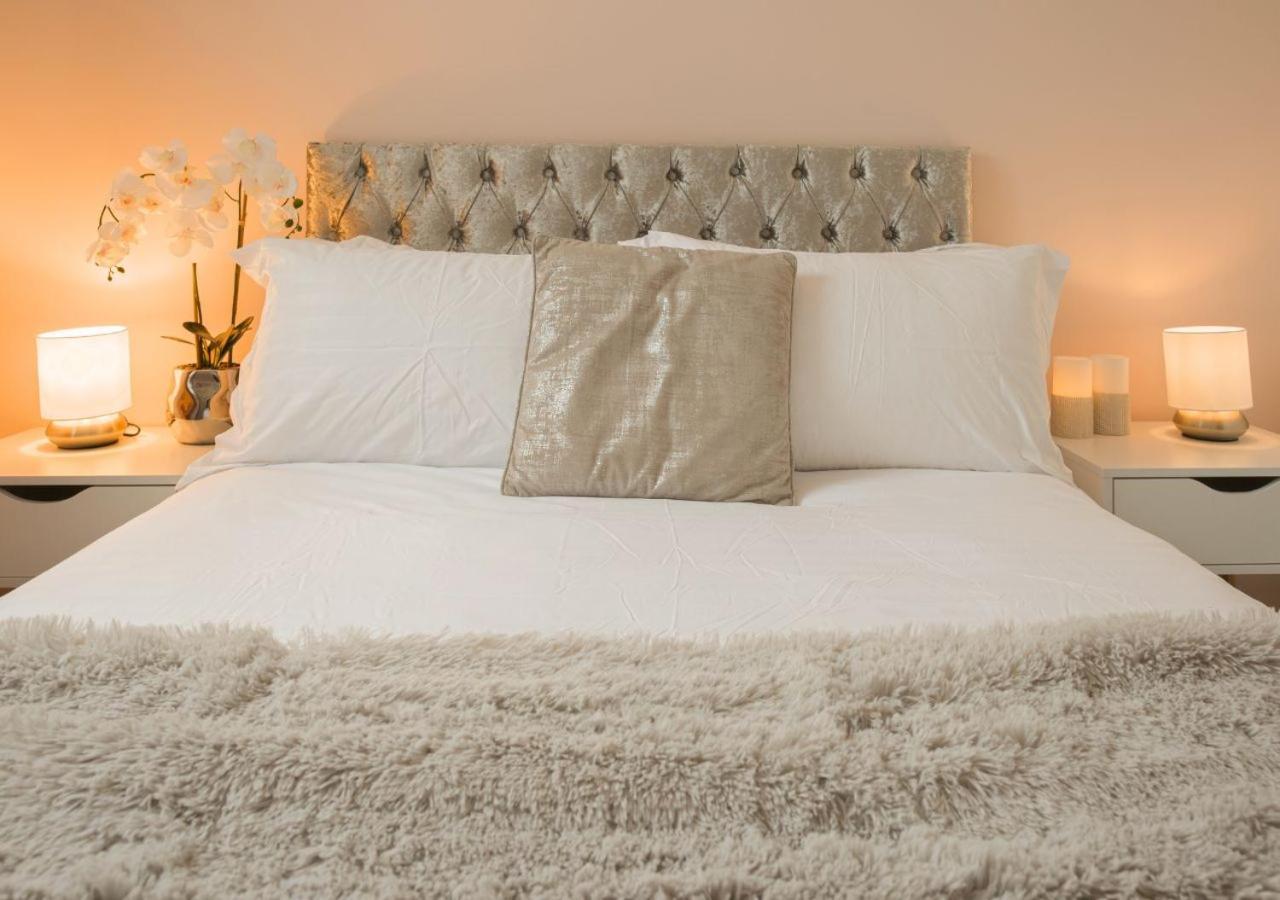 فيلا Stunning 2 Bed With Private Patio And Free Parking كيلتنهام المظهر الخارجي الصورة