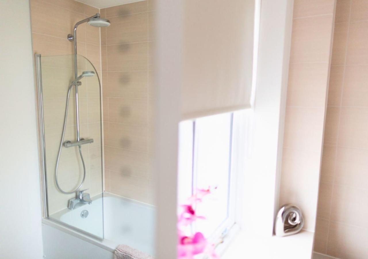 فيلا Stunning 2 Bed With Private Patio And Free Parking كيلتنهام المظهر الخارجي الصورة
