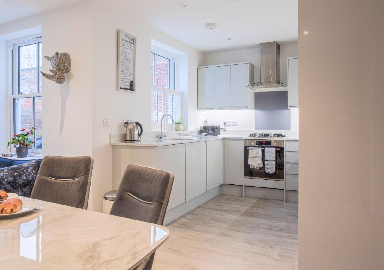 فيلا Stunning 2 Bed With Private Patio And Free Parking كيلتنهام المظهر الخارجي الصورة